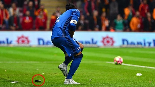 Volkan Demirel’e telefon fırlatan holigan yakalandı!