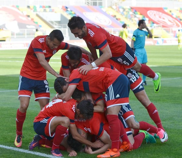 11 ) Altınordu gibi sadece Türklerle oluşan bir yapıda oyuncu izlerken zorluk çekiyor musunuz?