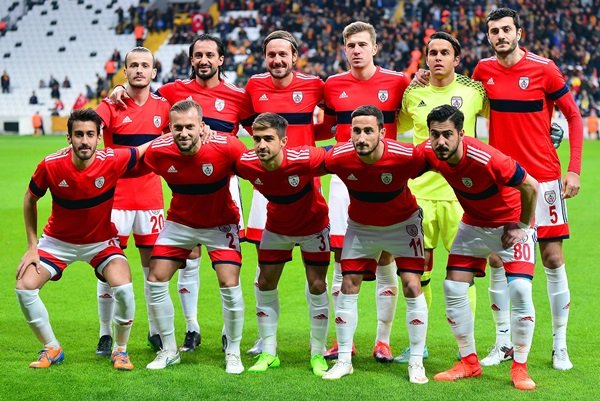 1 ) Biraz kendinizden bahseder misiniz?