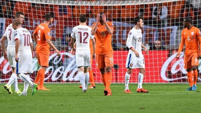 Advocaat, Van Persie’yi yine kesti