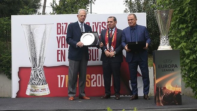 Başkan Özbek’ten Süren ve Terim’e özel plaket