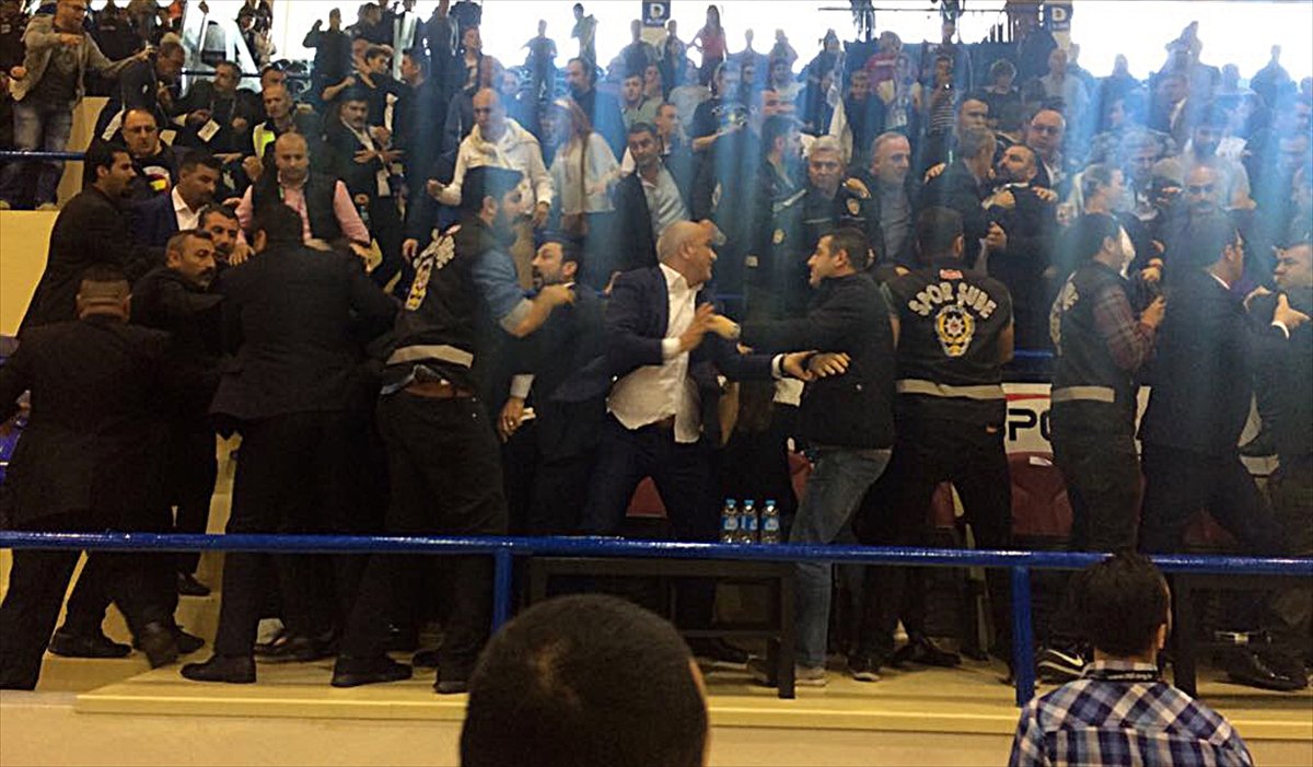 Aziz Yıldırım rakip başkana tokat attı 