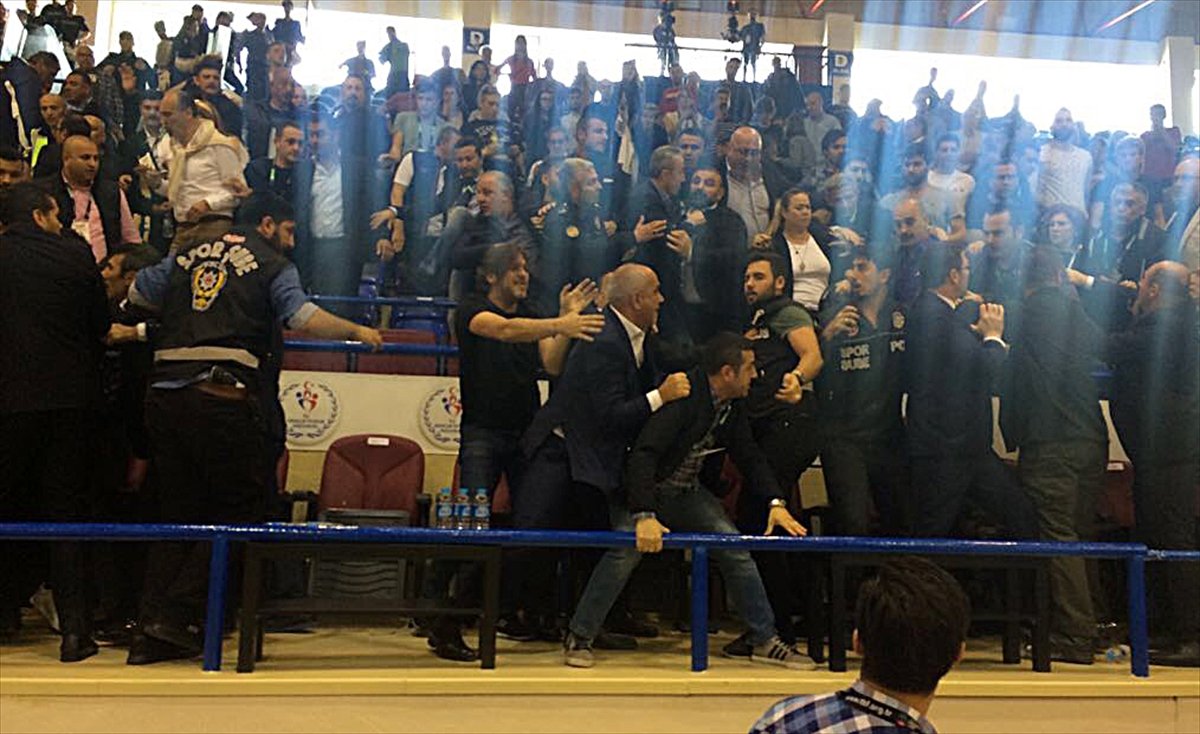 Basket maçı öncesi olaylar!