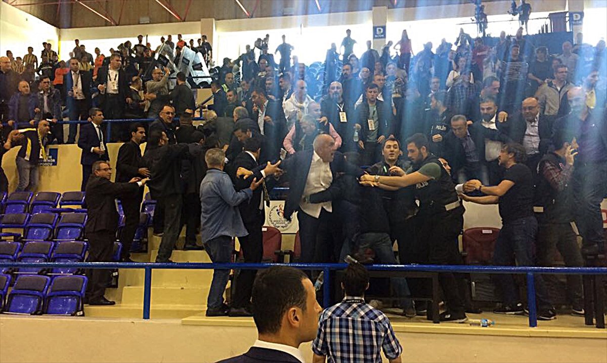 'Aziz Yıldırım rakip başkana tokat attı 