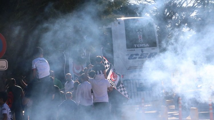 Beşiktaş Gaziantep'te şampiyon sloganıyla karşılandı