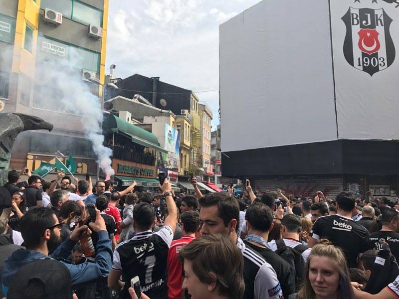 Beşiktaş taraftarları Fenerbahçe derbisini bekliyor!