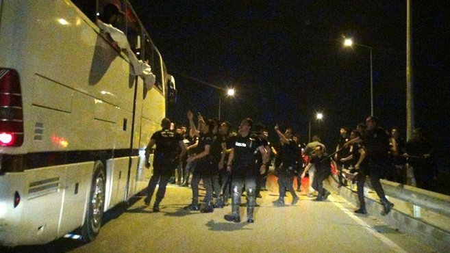 Beşiktaşlıların otobüsüne taşlı saldırı