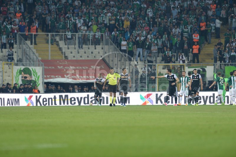 Bursaspor taraftarı Gökhan Gönül'e para attı