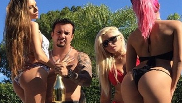 Çılgın milyoner, kulüplere sponsor olmak istiyor!