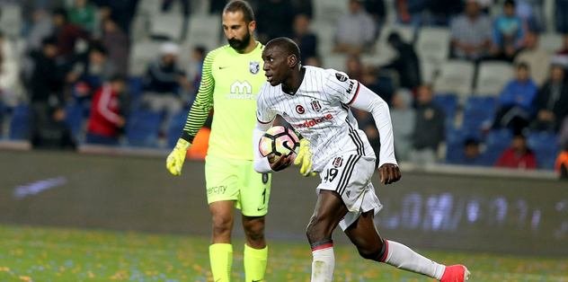 Demba Ba golle döndü
