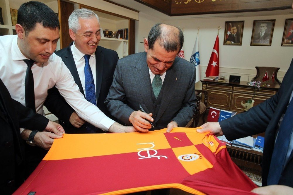 Dursun Özbek: Gomis ile görüştük ve teklif verdik