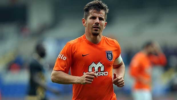 Emre Belözoğlu - 9 asist
