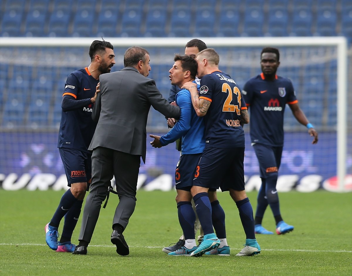 'Emre Belözoğlu hakemin üzerine yürüdü