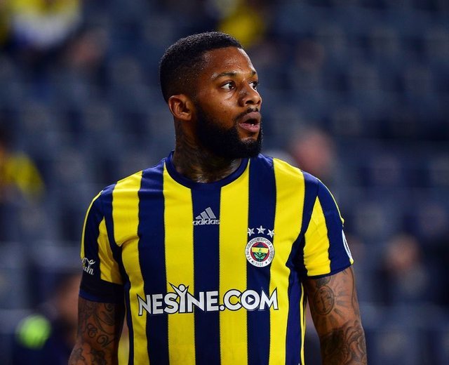 Fenerbahçe taraftarları Hollandalı futbolcuları nedense çok seviyorlar. Örnekler de var mesela Van Persie’yi, eskiden Van Hooijdonk ve Kuyt vardı. Bunun için ne söylersin?