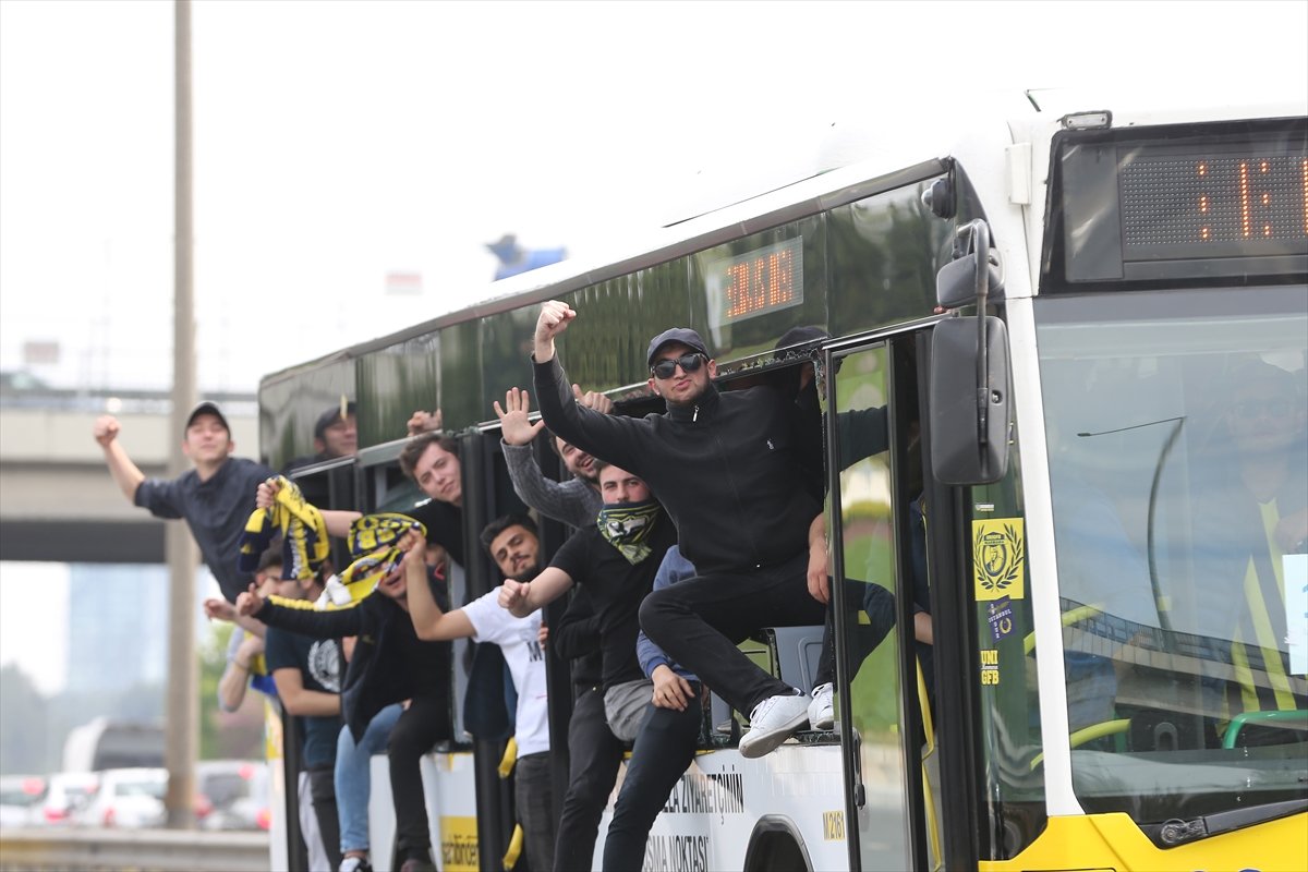 Fenerbahçe taraftarları Vodafone Arena’ya doğru yola çıktı!