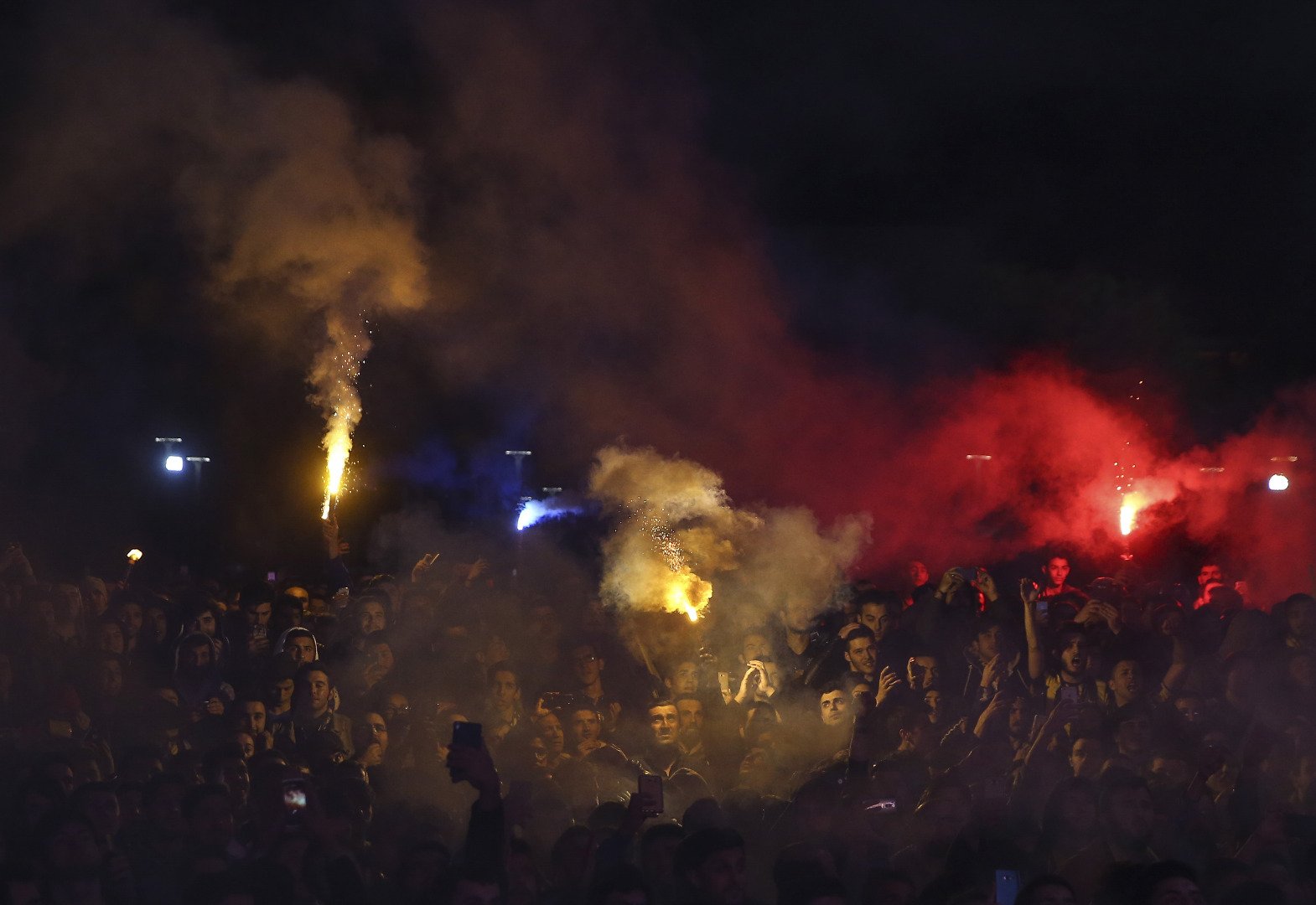 Fenerbahçeli taraftarlar meydanlarda
