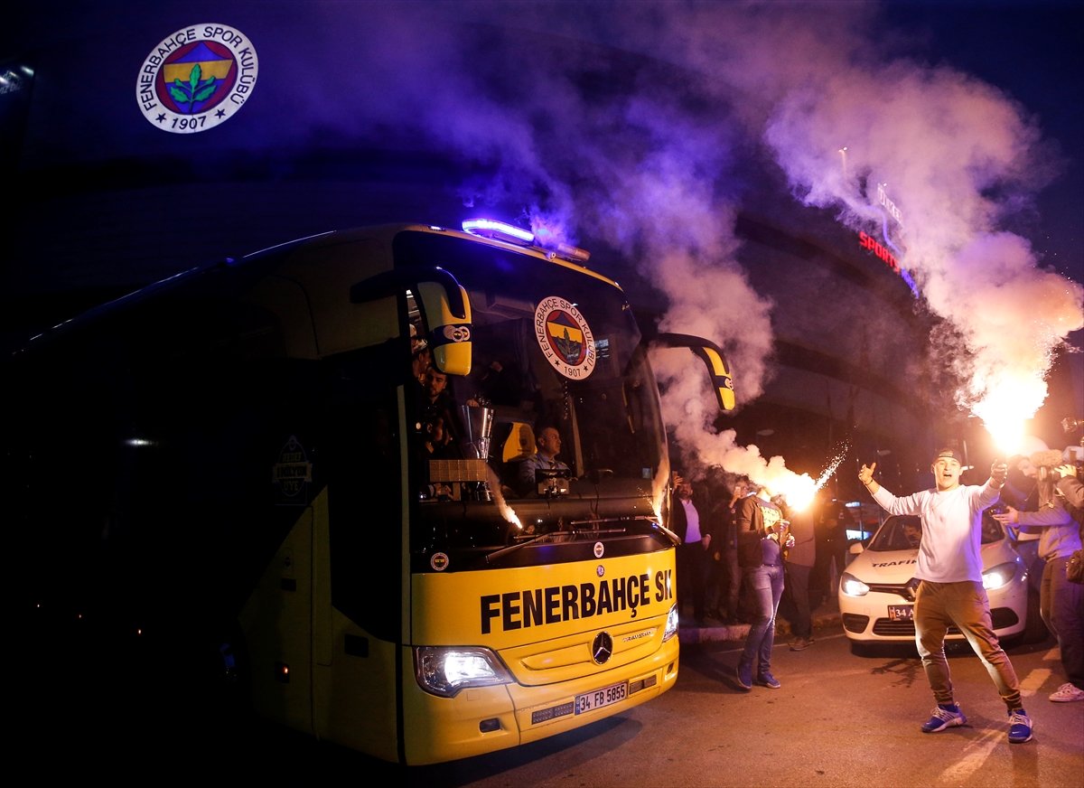 Avrupa şampiyonu Fenerbahçe Bağdat Caddesi'ni yaktı