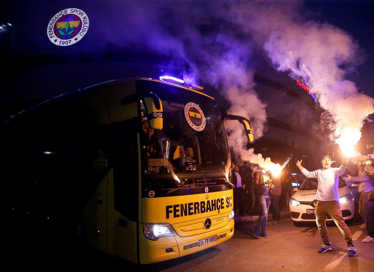 'Avrupa şampiyonu Fenerbahçe Bağdat Caddesi'ni yaktı