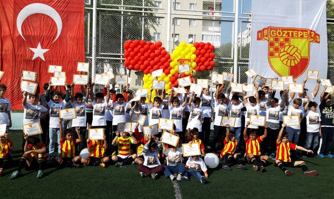 Göztepeli minik futbolculardan 19 Mayıs kutlaması