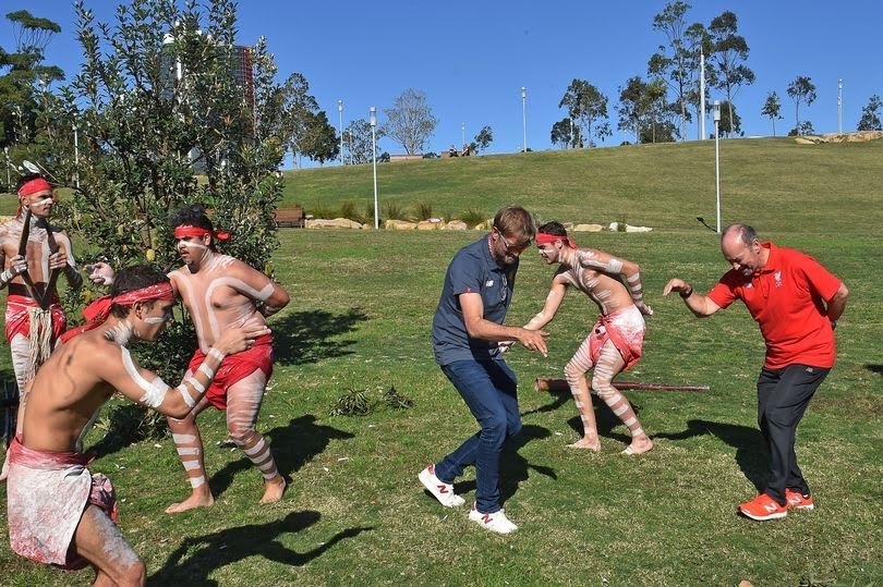 'Klopp Aborjinler ile dans etti