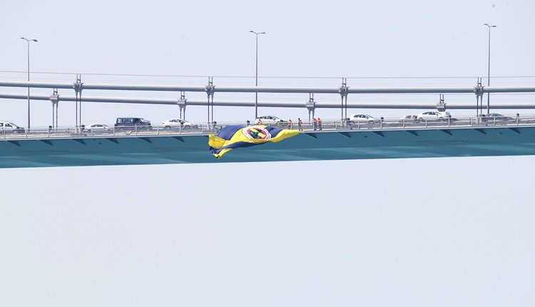 'Köprülere dev Fenerbahçe bayrakları asıldı