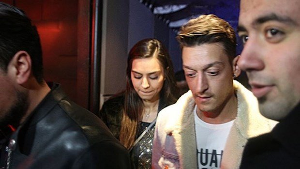 Mesut Özil'den Amine Gülşe'ye 200 bin TL'lik hediye