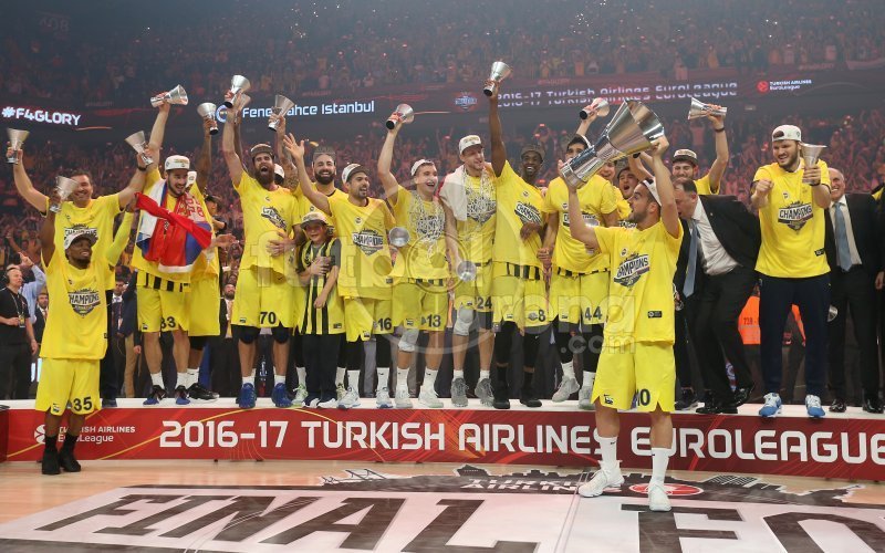 Milyonlar maçı dev ekranlarda izledi