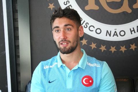 Antrenörlerin bir forvet oyuncusu olarak seni nasıl tanımlıyor? Kendinde beğendiğin ya da eksik gördüğün yönler neler?