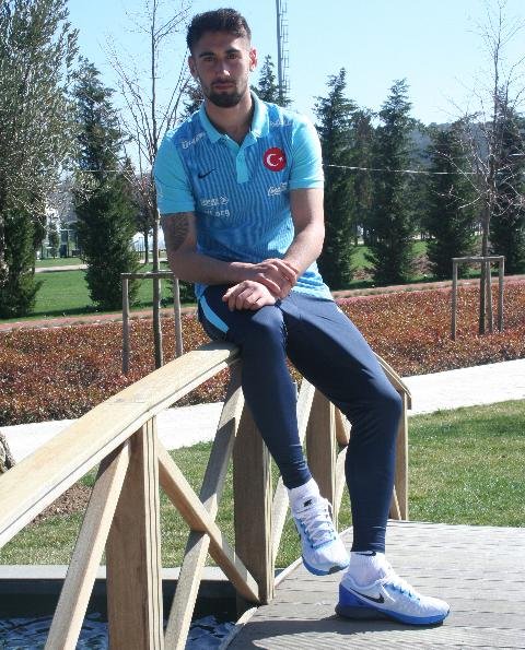 Almanya’da oynanan futbolla Türkiye’de oynanan futbolu karşılaştırırsan neler söylersin?