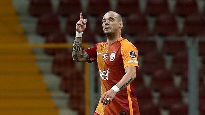 Sneijder’den hakeme Türkçe tepki: Galatasaray olunca...