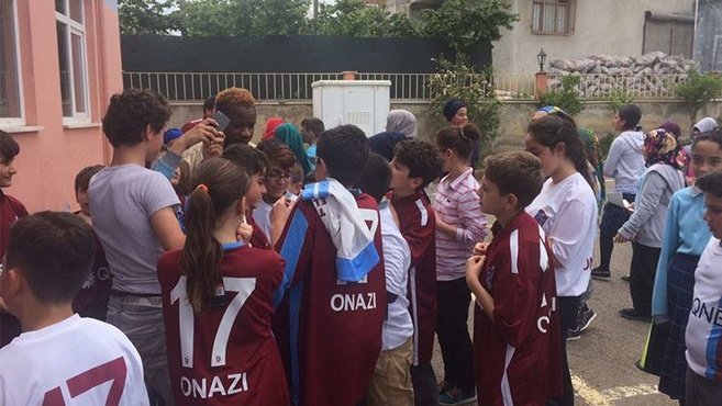 Trabzonsporlu Onazi, öğrencilere forma dağıttı