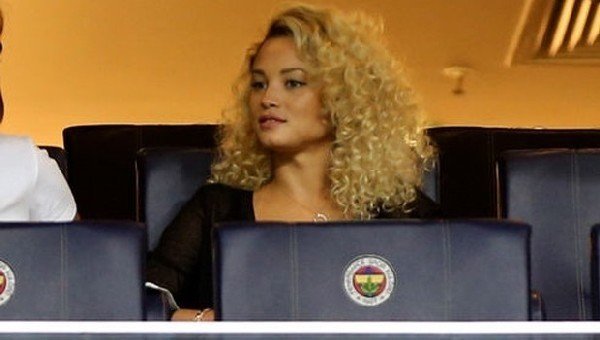 Fenerbahçe'de Van der Wiel'in sevgilisi Rose Bertram'a tepki