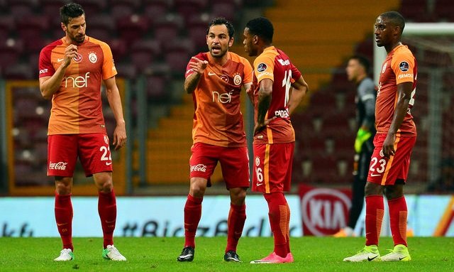 Ve Galatasaray'da deprem! 4 yolcu...