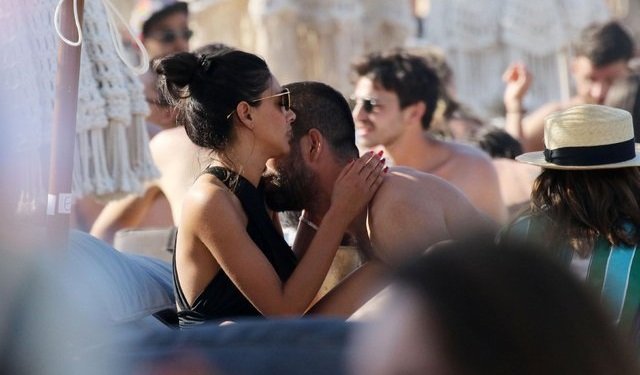 Arda Turan'ın tatil kaçamağı dünyaya servis edildi