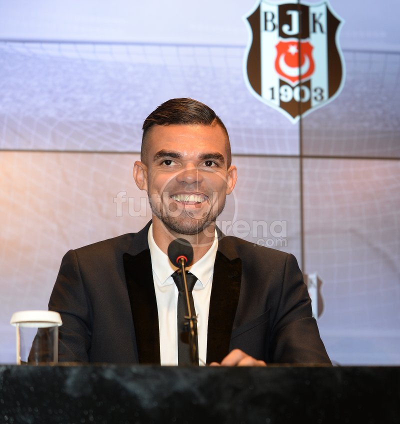 Beşiktaş'ın yeni transferi Pepe'nin imza töreni