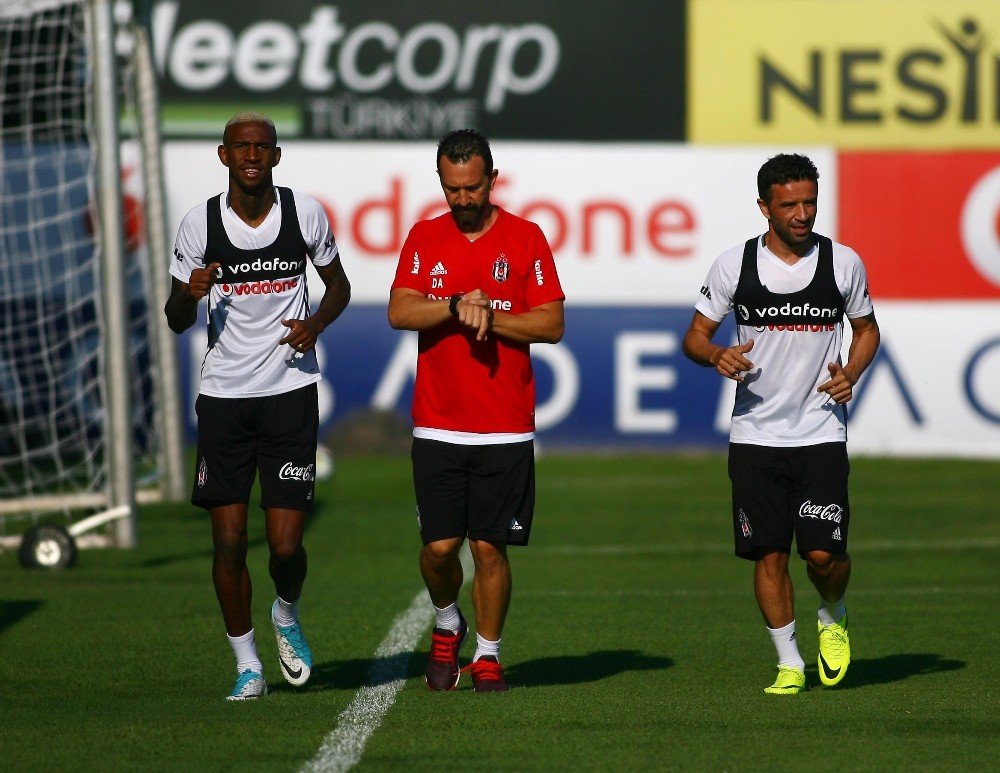 Beşiktaşlı futbolcular yardımcı antrenörler eşliğinde çalıştı