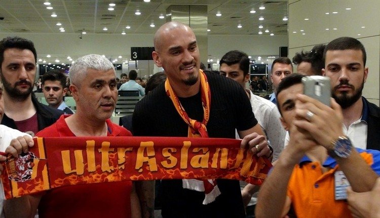 Galatasaray, Maicon’u KAP’A bildirdi