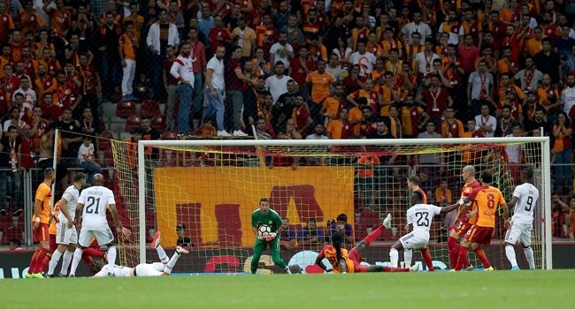Galatasaray taraftarı Östersunds yenilgisinin faturasını kesti
