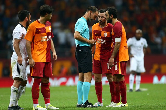 'Galatasaray'da Tudor ve kadro dışı kararı