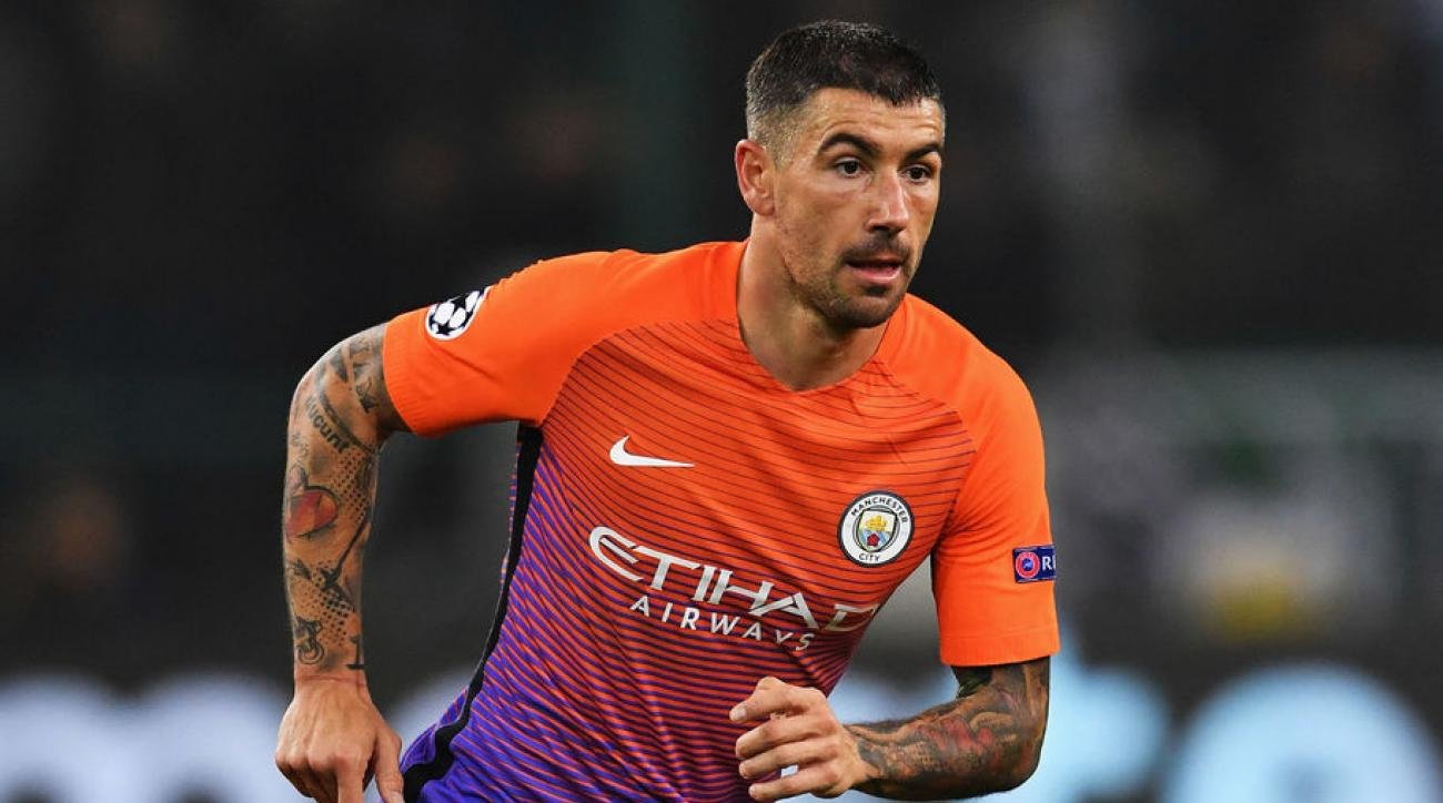 Kolarov transferinde büyük rakip!