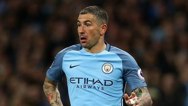 Kolarov transferinde büyük rakip!