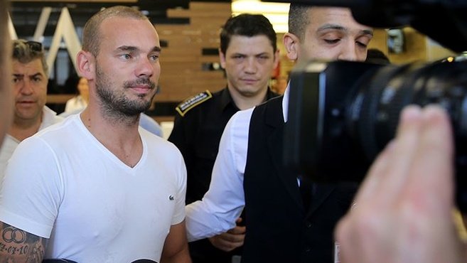 Sneijder Türkiye’den ayrıldı! Havaalanında açıklama yaptı