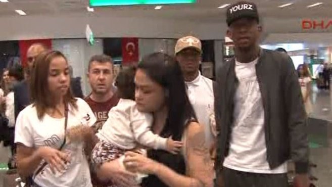 Talisca baldızı için havalimanına geldi