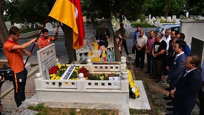 Turgay Şeren kabri başında anıldı