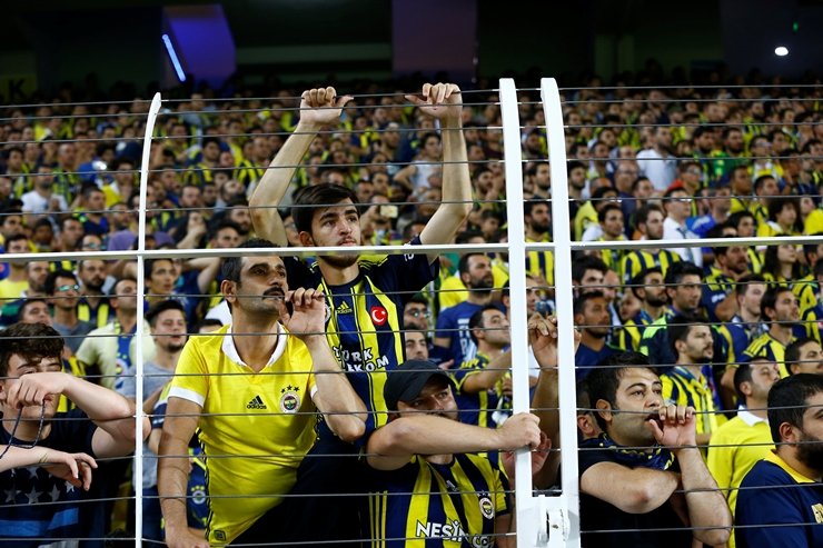  Fenerbahçe'de 2 futbolcuya ıslık yağmuru