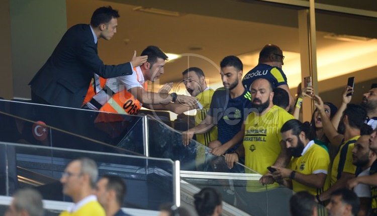 Fenerbahçe - Trabzonspor maçında protokol tribünü karıştı