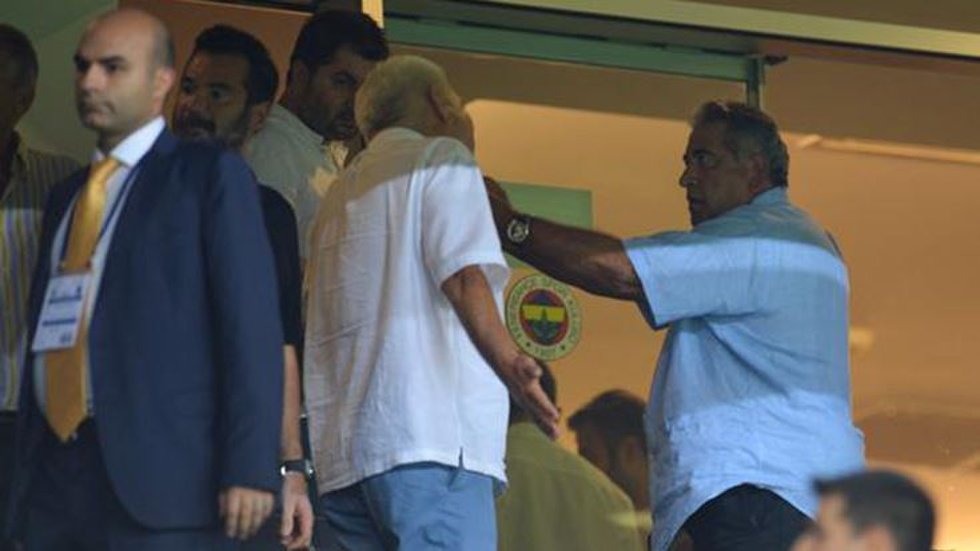 Fenerbahçe protokol tribününde ortalık karıştı!