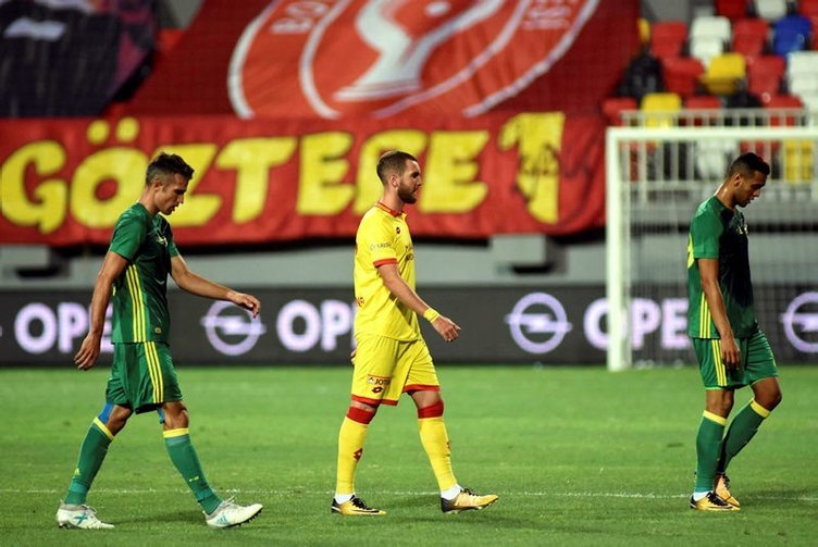 Fenerbahçe yedek kulübesinde olay görüntü