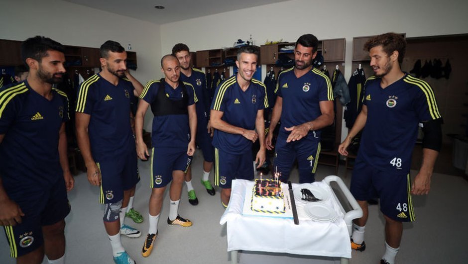 Fenerbahçe’de Van Persie’nin doğum günü kutlandı