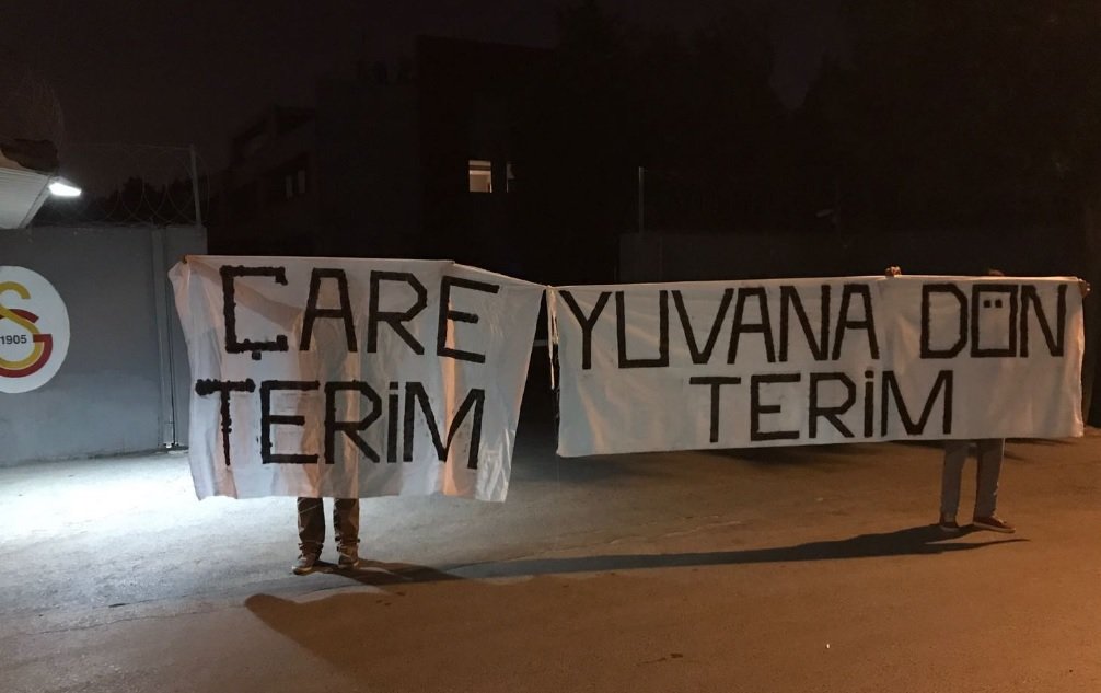 Galatasaray taraftarları isyan bayrağını çekti! 